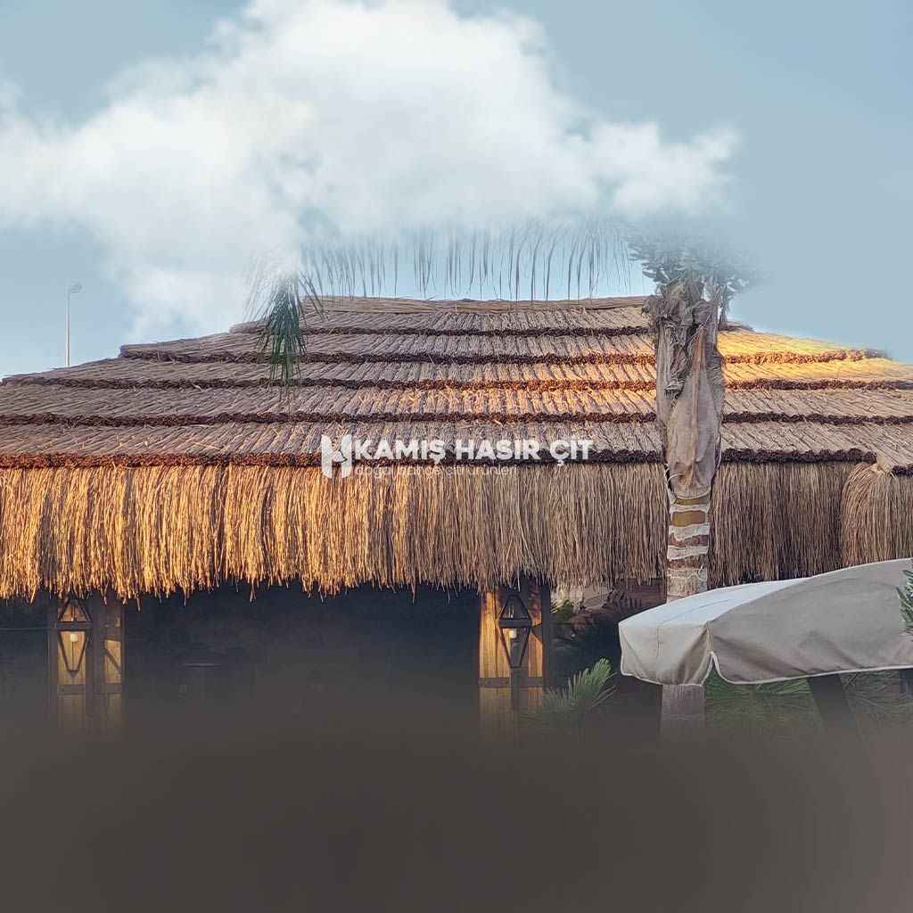 Hasır Dekorasyon Otel Dekorasyonu: Saz Çatı, Hasır Şemsiye, Bambu Çit ve Kargı Çatılarla Doğal ve Şık Mekanlar