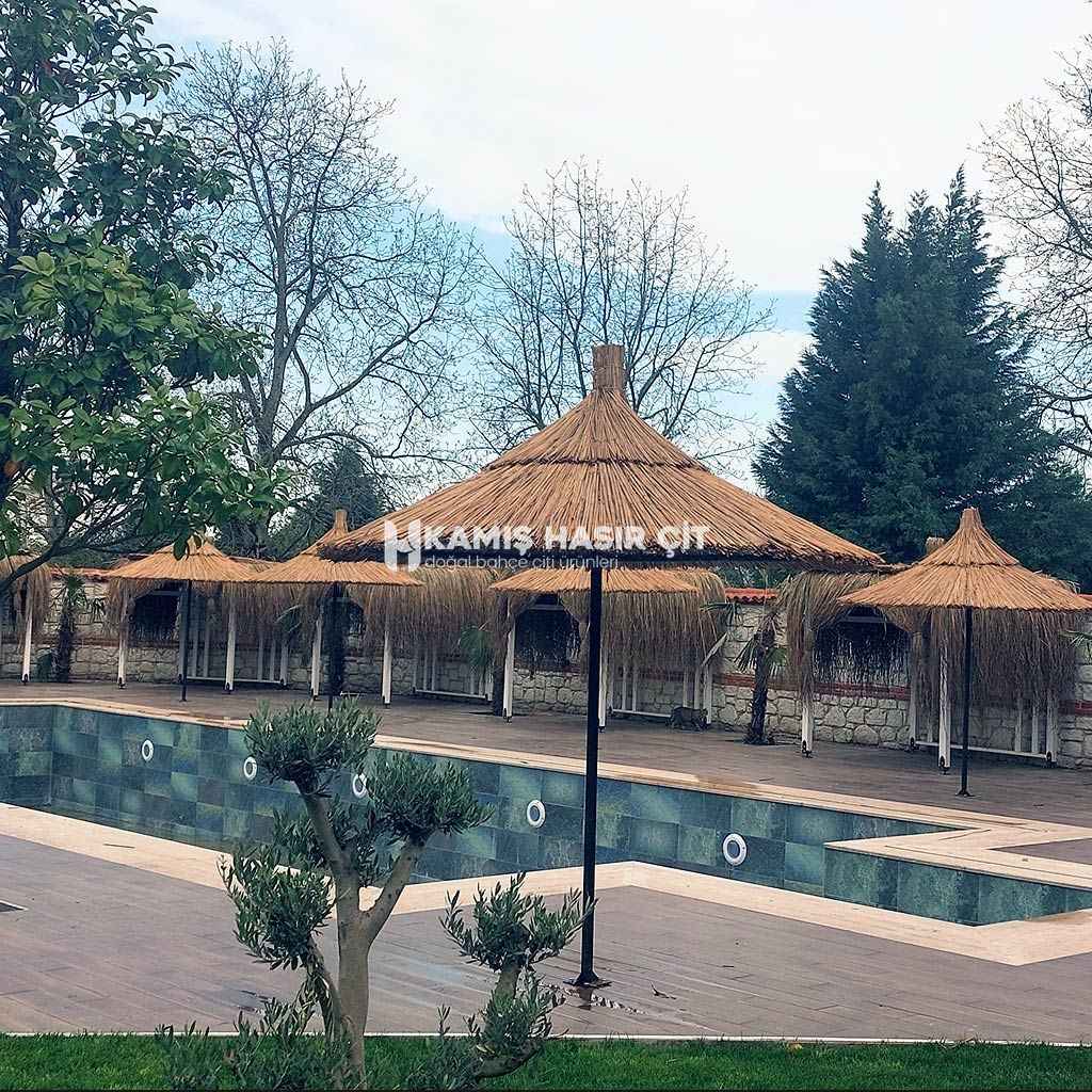 Hasır Dekorasyon Otel Dekorasyonu: Saz Çatı, Hasır Şemsiye, Bambu Çit ve Kargı Çatılarla Doğal ve Şık Mekanlar